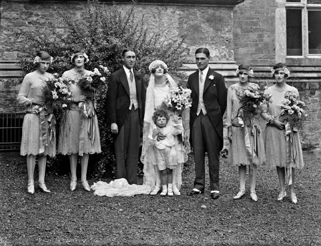 Quelques demoiselles d'honneur lors de mariages dans les années 1920 Quelques demoiselles dhonneur lors de mariages dans les annees 1920 3 Quelques-demoiselles-dhonneur-lors-de-mariages-dans-les-annees-1920-3