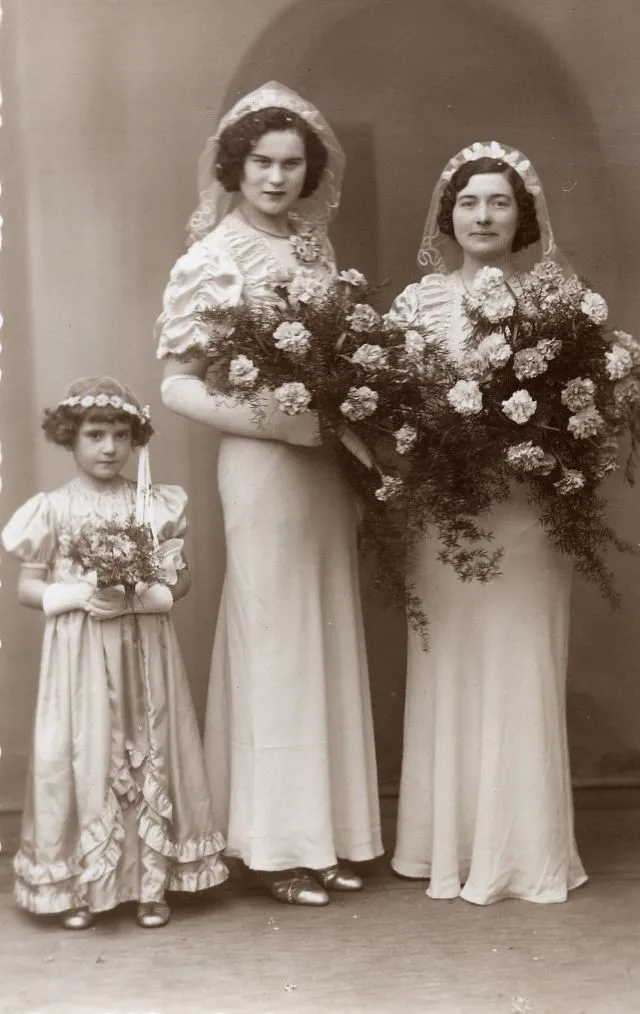 Quelques demoiselles d'honneur lors de mariages dans les années 1920 Quelques demoiselles dhonneur lors de mariages dans les annees 1920 7 Quelques-demoiselles-dhonneur-lors-de-mariages-dans-les-annees-1920-7