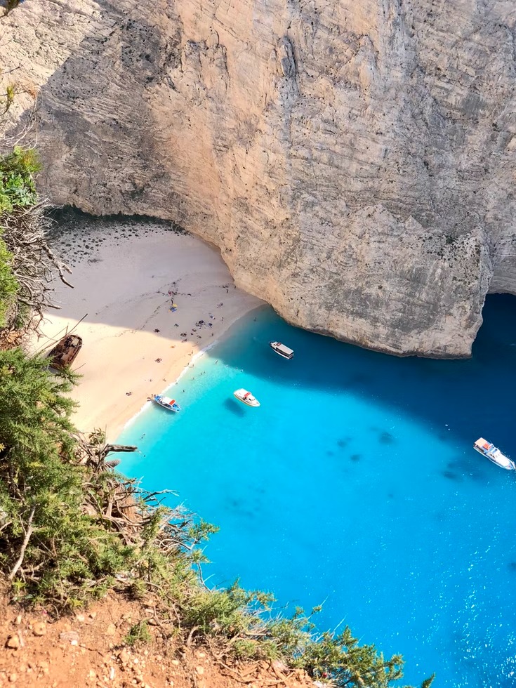La magnifique plage de Navagio et son épave la magnifique plage de navagio et son epave 1 a-magnifique-plage-de-navagio-et-son-epave-1