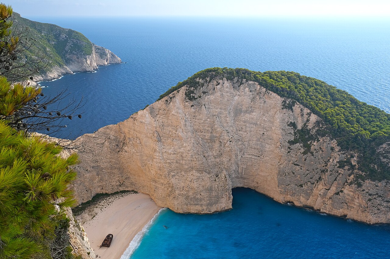 Plage de Navagio et épave du Panagiotis à Zakynthos vue depuis les falaises Plage de Navagio et épave du Panagiotis à Zakynthos vue depuis les falaises