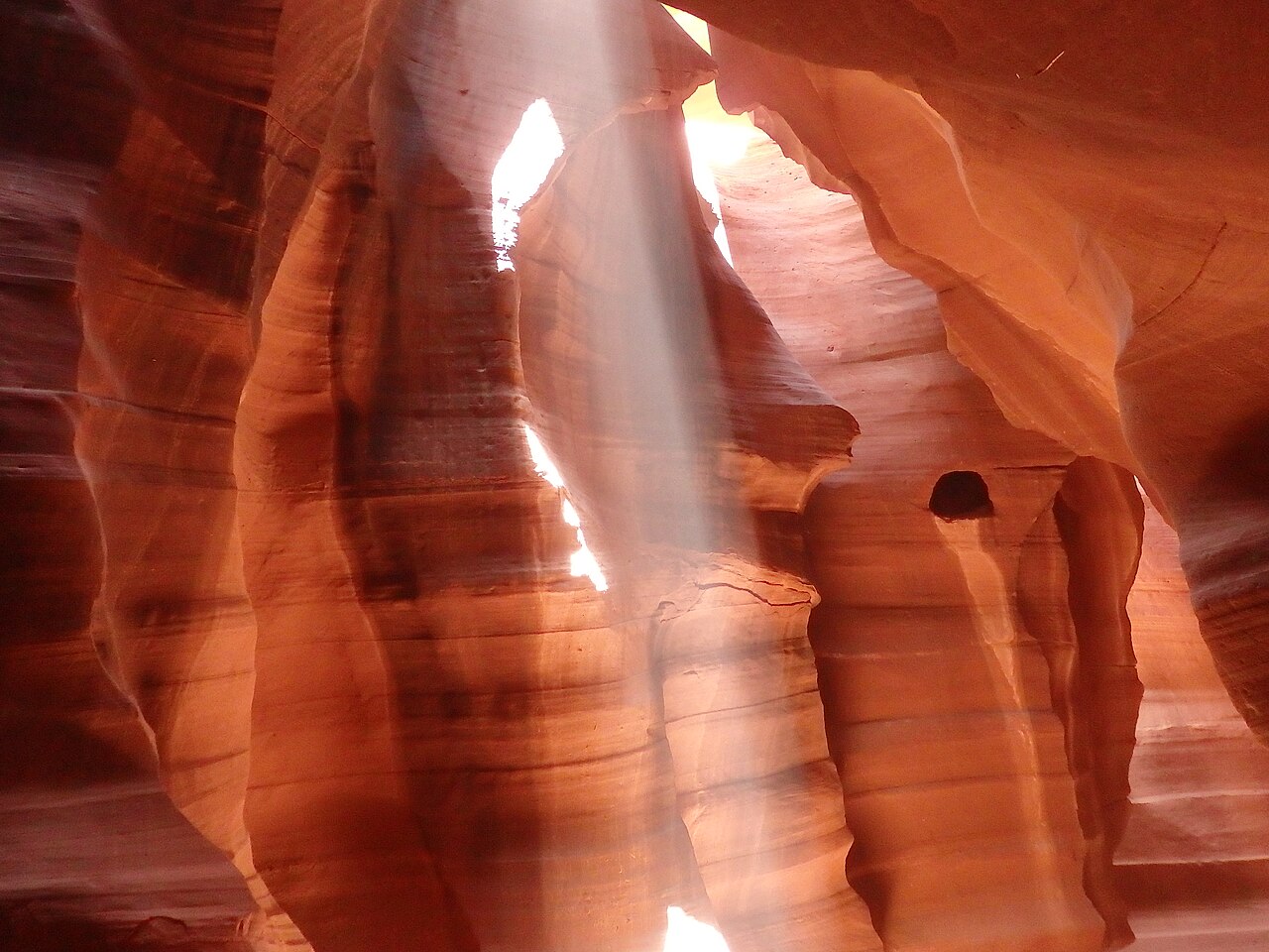 Faisceau de lumière dans Upper Antelope Canyon en Arizona Faisceau de lumière dans Upper Antelope Canyon en Arizona