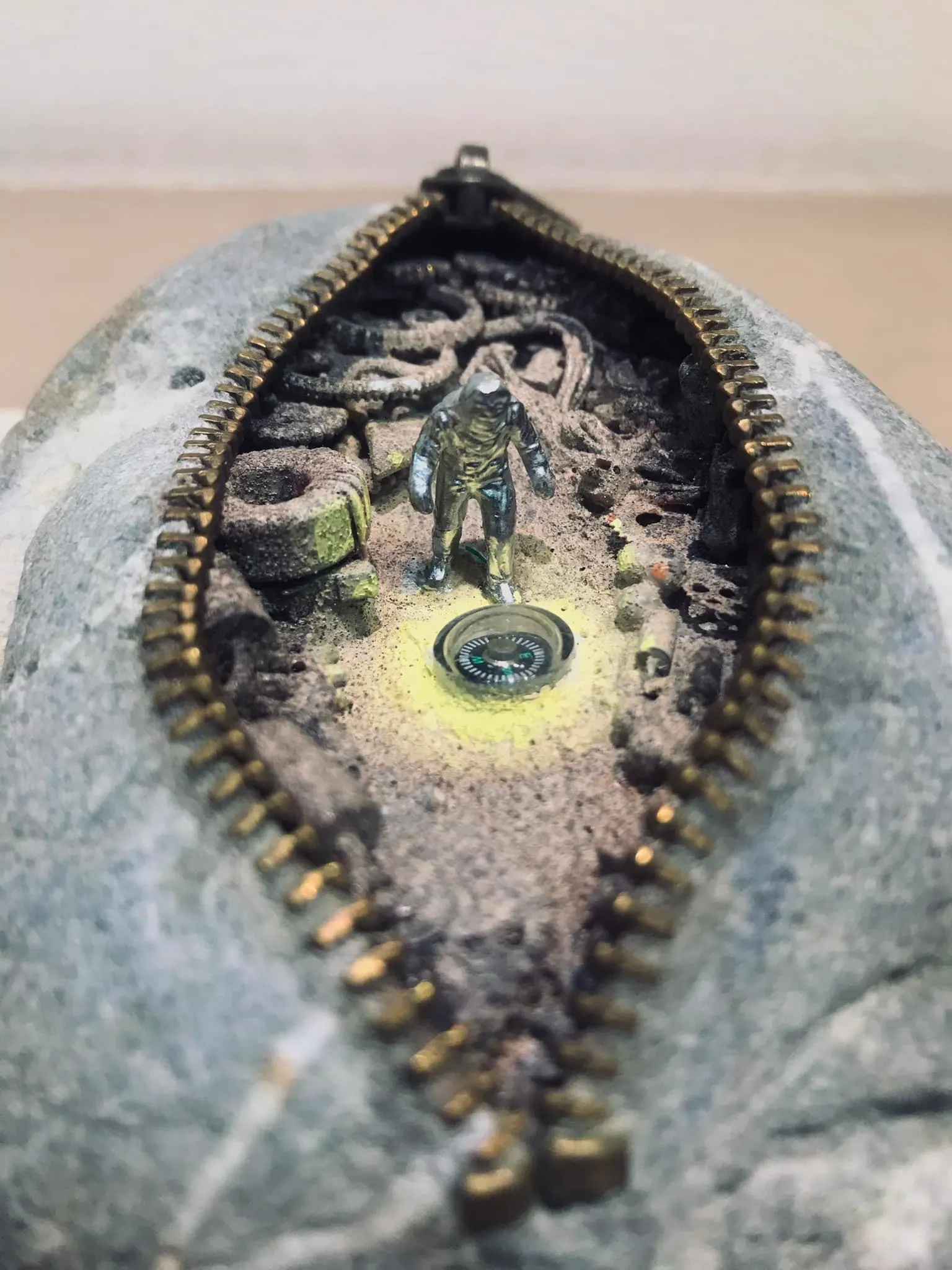 De petites scènes dans des cailloux zippés De petites scenes dans des cailloux zippes sculpture pierre hirotoshi ito 2 De-petites-scenes-dans-des-cailloux-zippes-sculpture-pierre-hirotoshi-ito-2