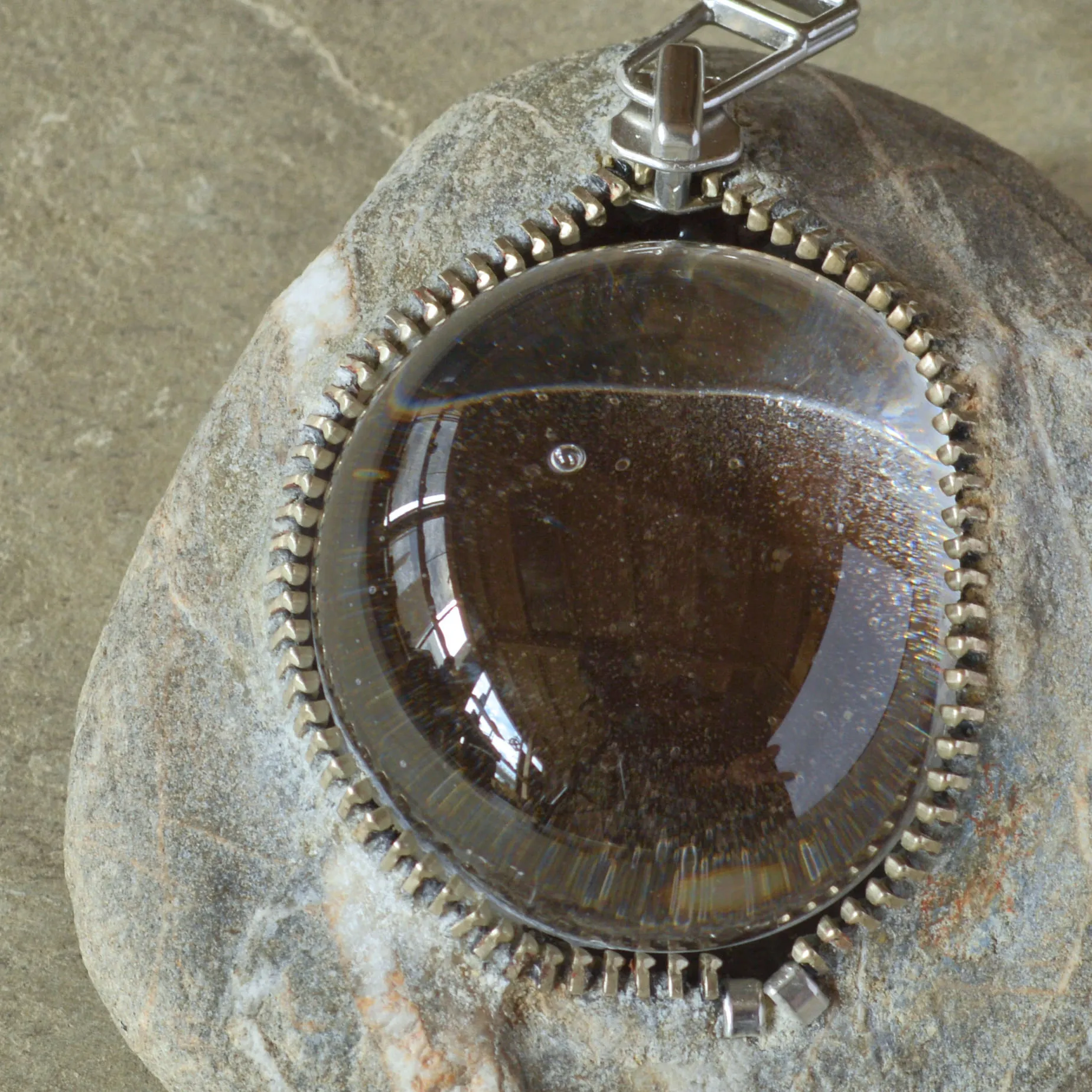 De petites scènes dans des cailloux zippés De petites scenes dans des cailloux zippes sculpture pierre hirotoshi ito 8 De-petites-scenes-dans-des-cailloux-zippes-sculpture-pierre-hirotoshi-ito-8