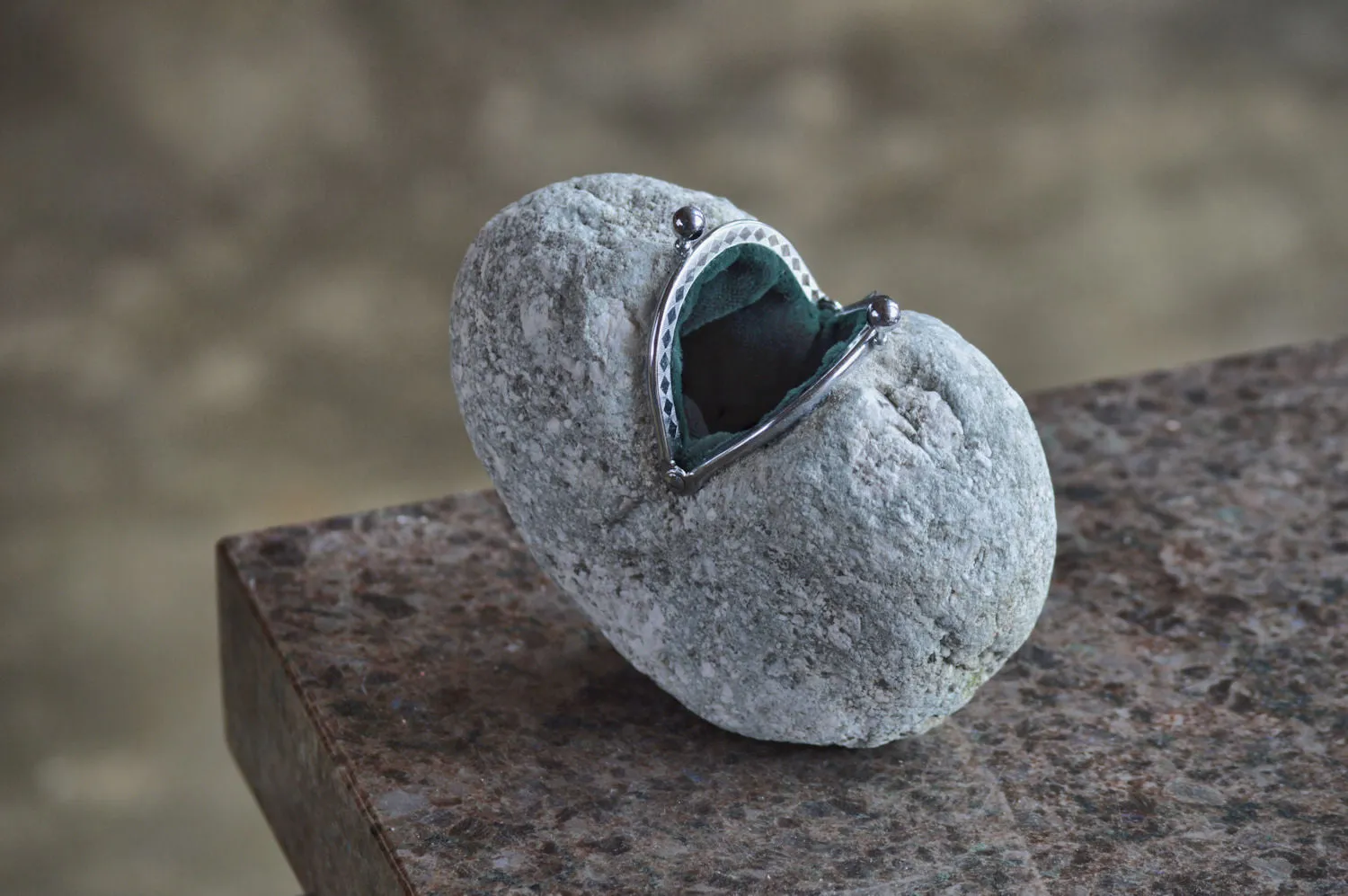 De petites scènes dans des cailloux zippés De petites scenes dans des cailloux zippes sculpture pierre hirotoshi ito 9 De-petites-scenes-dans-des-cailloux-zippes-sculpture-pierre-hirotoshi-ito-9