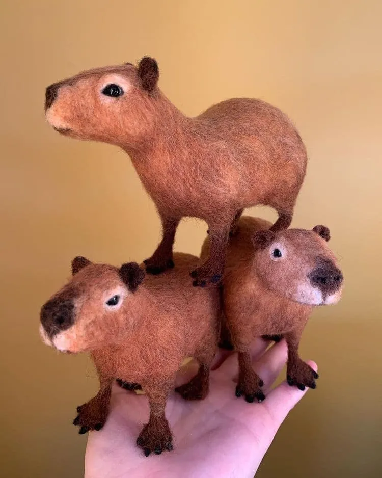 De petits animaux en laine par Teri Gullon De petits animaux en laine par Teri Gullon 2 capybara De-petits-animaux-en-laine-par-Teri-Gullon-2-capybara