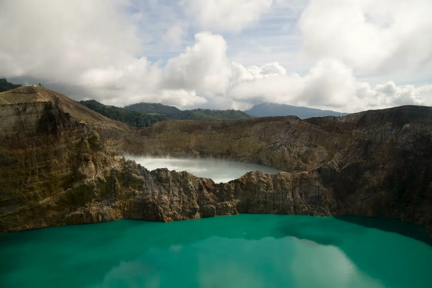 Les majestueux 3 lacs colorés du mont Kelimutu Le mont Thor la plus haute paroi rocheuse verticale du monde 8 les-majestueux-3-lacs-colores-du-mont-kelimutu-flores-indonesie-8
