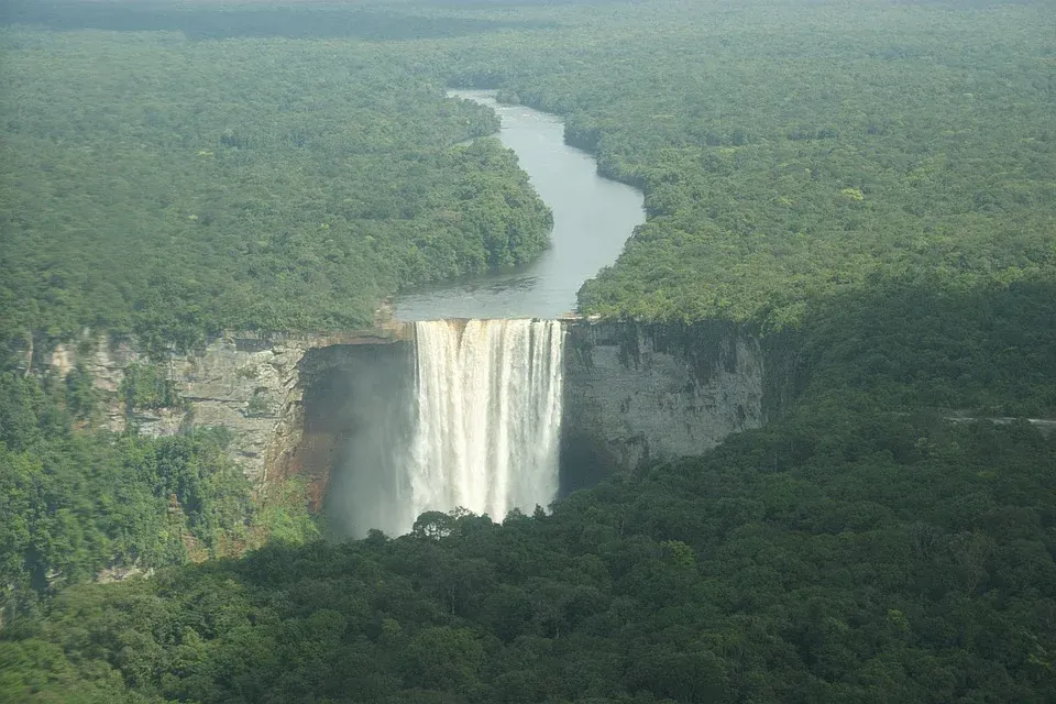 Les impressionnantes chutes de Kaieteur en Guyana Les impressionnantes chutes de Kaieteur en Guyana cascades potaro 2 Les-impressionnantes-chutes-de-Kaieteur-en-Guyana-cascades-potaro-2