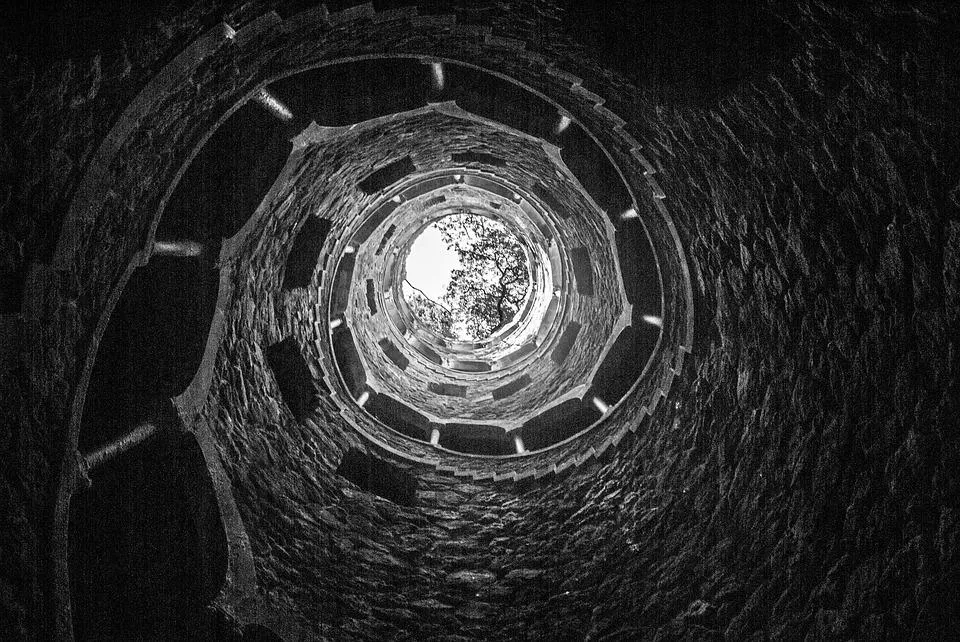 Quinta da Regaleira, le palais de la Regaleira de Sintra et son emblématique escalier en colimaçon Quinta da Regaleira le palais de la Regaleira de Sintra et son emblematique escalier en colimacon 10 Quinta-da-Regaleira-le-palais-de-la-Regaleira-de-Sintra-et-son-emblematique-escalier-en-colimacon-10
