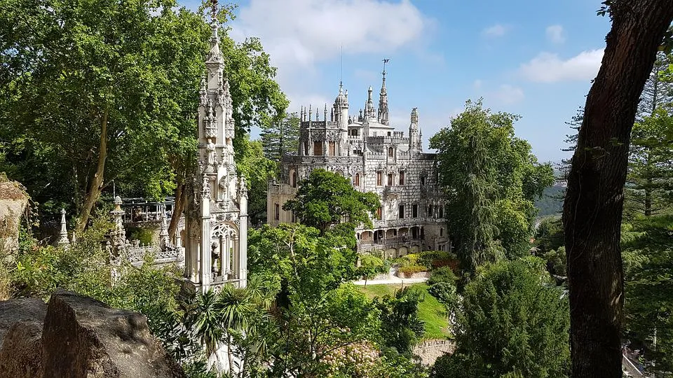 Quinta da Regaleira, le palais de la Regaleira de Sintra et son emblématique escalier en colimaçon Quinta da Regaleira le palais de la Regaleira de Sintra et son emblematique escalier en colimacon 3 Quinta-da-Regaleira-le-palais-de-la-Regaleira-de-Sintra-et-son-emblematique-escalier-en-colimacon-3
