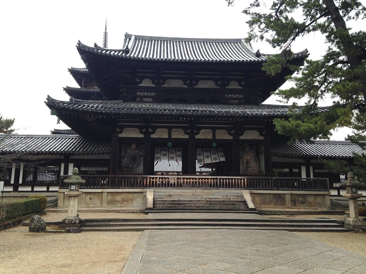 Chumon, porte centrale en bois du temple Horyuji au Japon Chumon, porte centrale en bois du temple Horyuji au Japon