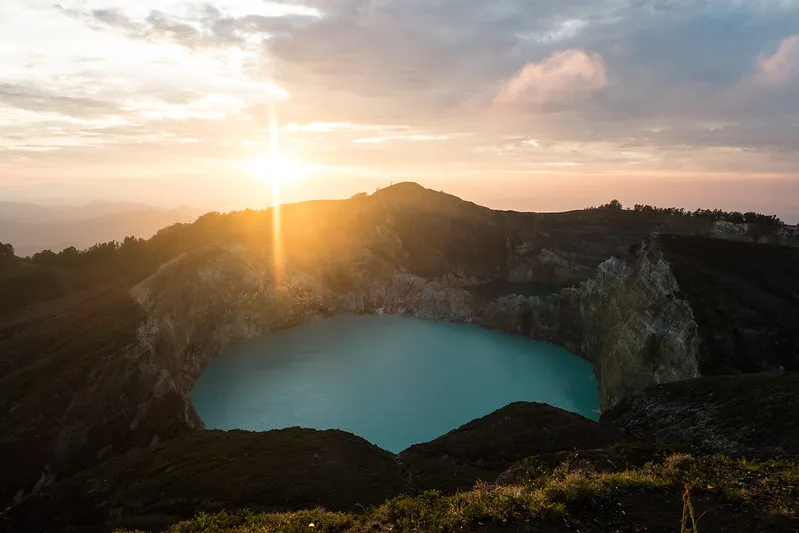 Les majestueux 3 lacs colorés du mont Kelimutu les majestueux 3 lacs colores du mont kelimutu flores indonesie 10 les-majestueux-3-lacs-colores-du-mont-kelimutu-flores-indonesie-10.