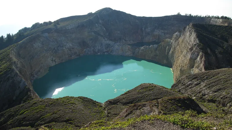 Les majestueux 3 lacs colorés du mont Kelimutu les majestueux 3 lacs colores du mont kelimutu flores indonesie 4 les-majestueux-3-lacs-colores-du-mont-kelimutu-flores-indonesie-4