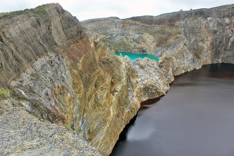 Les majestueux 3 lacs colorés du mont Kelimutu les majestueux 3 lacs colores du mont kelimutu flores indonesie 5 les-majestueux-3-lacs-colores-du-mont-kelimutu-flores-indonesie-5
