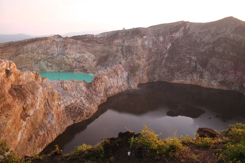 Les majestueux 3 lacs colorés du mont Kelimutu les majestueux 3 lacs colores du mont kelimutu flores indonesie 6 es-majestueux-3-lacs-colores-du-mont-kelimutu-flores-indonesie-6