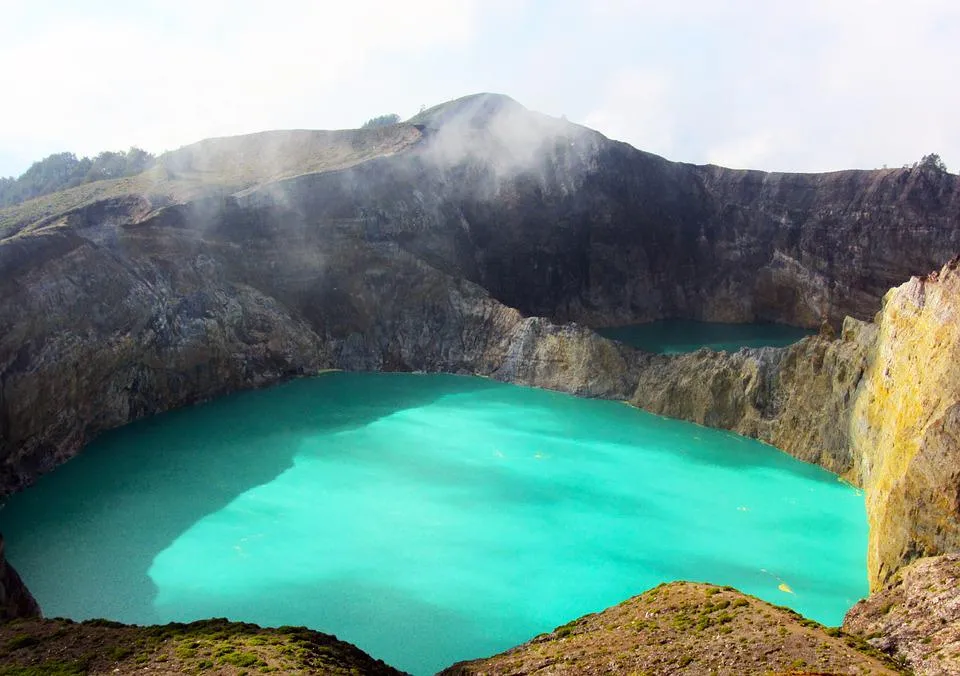 Les majestueux 3 lacs colorés du mont Kelimutu les majestueux 3 lacs colores du mont kelimutu flores indonesie 9 les-majestueux-3-lacs-colores-du-mont-kelimutu-flores-indonesie-9