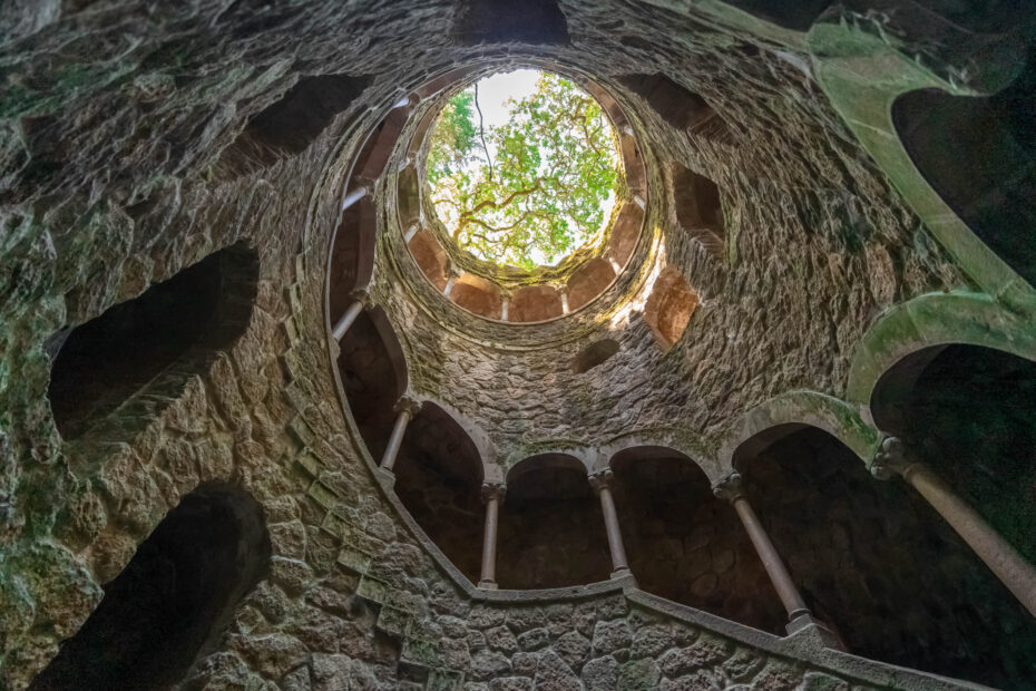 Quinta da Regaleira, le palais de la Regaleira de Sintra et son emblématique escalier en colimaçon quinta da regaleira escalier sintra puits initiatique Escalier en colimaçon du puits initiatique de la Quinta da Regaleira à Sintra