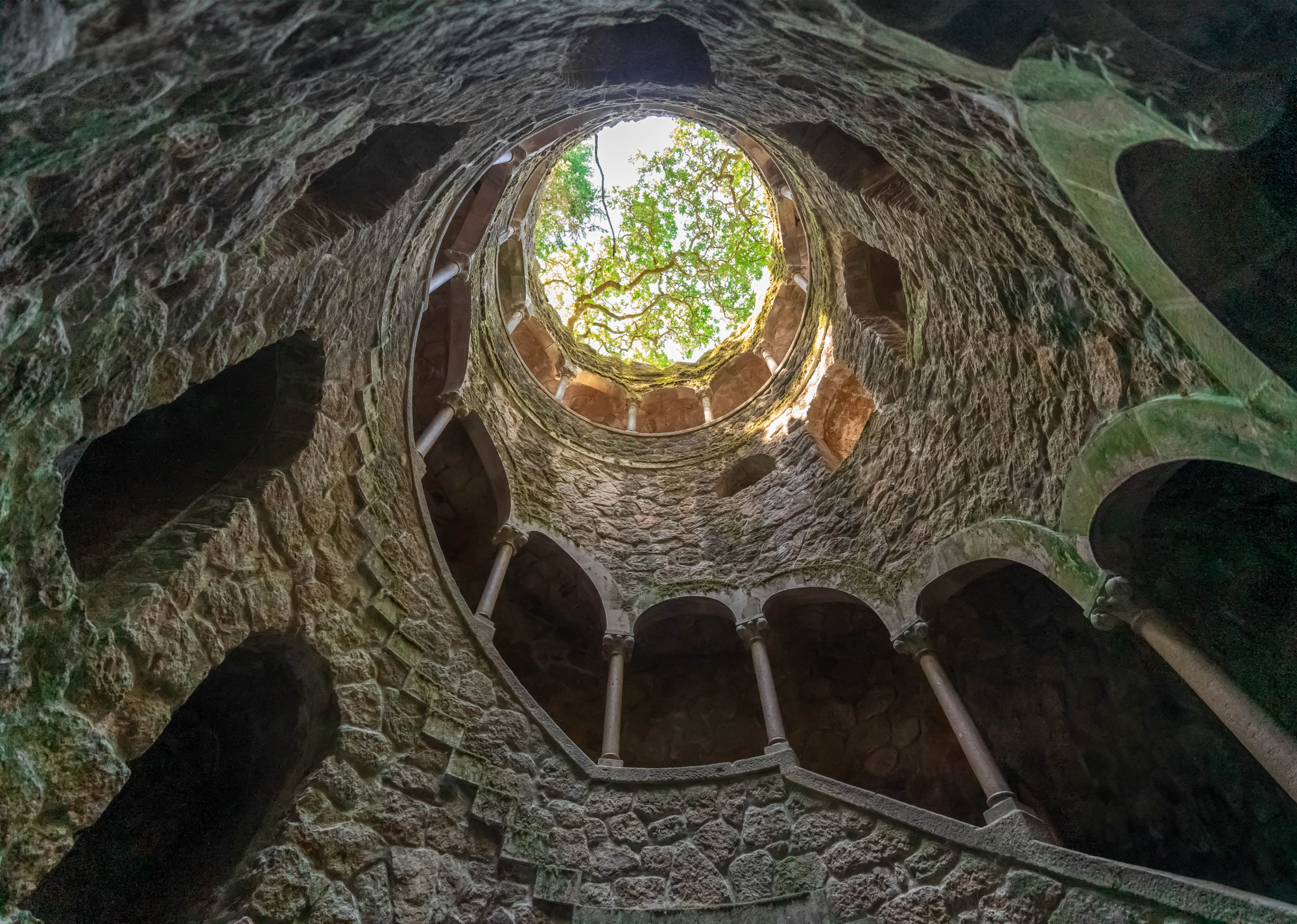 Escalier en colimaçon du puits initiatique de la Quinta da Regaleira à Sintra Escalier en colimaçon du puits initiatique de la Quinta da Regaleira à Sintra