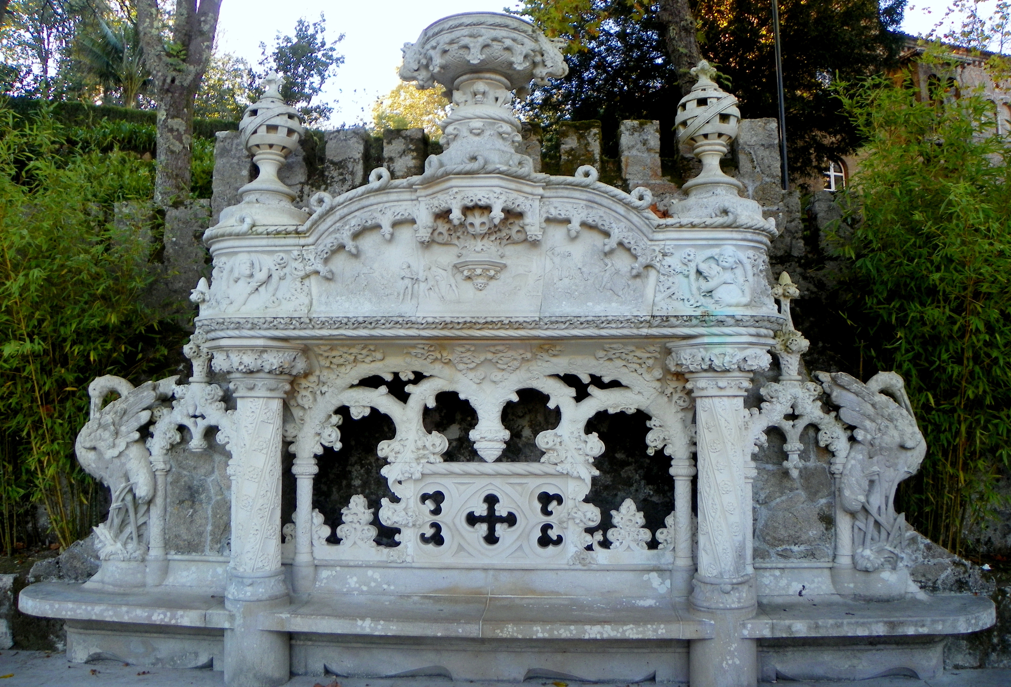Banc de marbre dans les jardins de la Quinta da Regaleira à Sintra Banc de marbre dans les jardins de la Quinta da Regaleira à Sintra