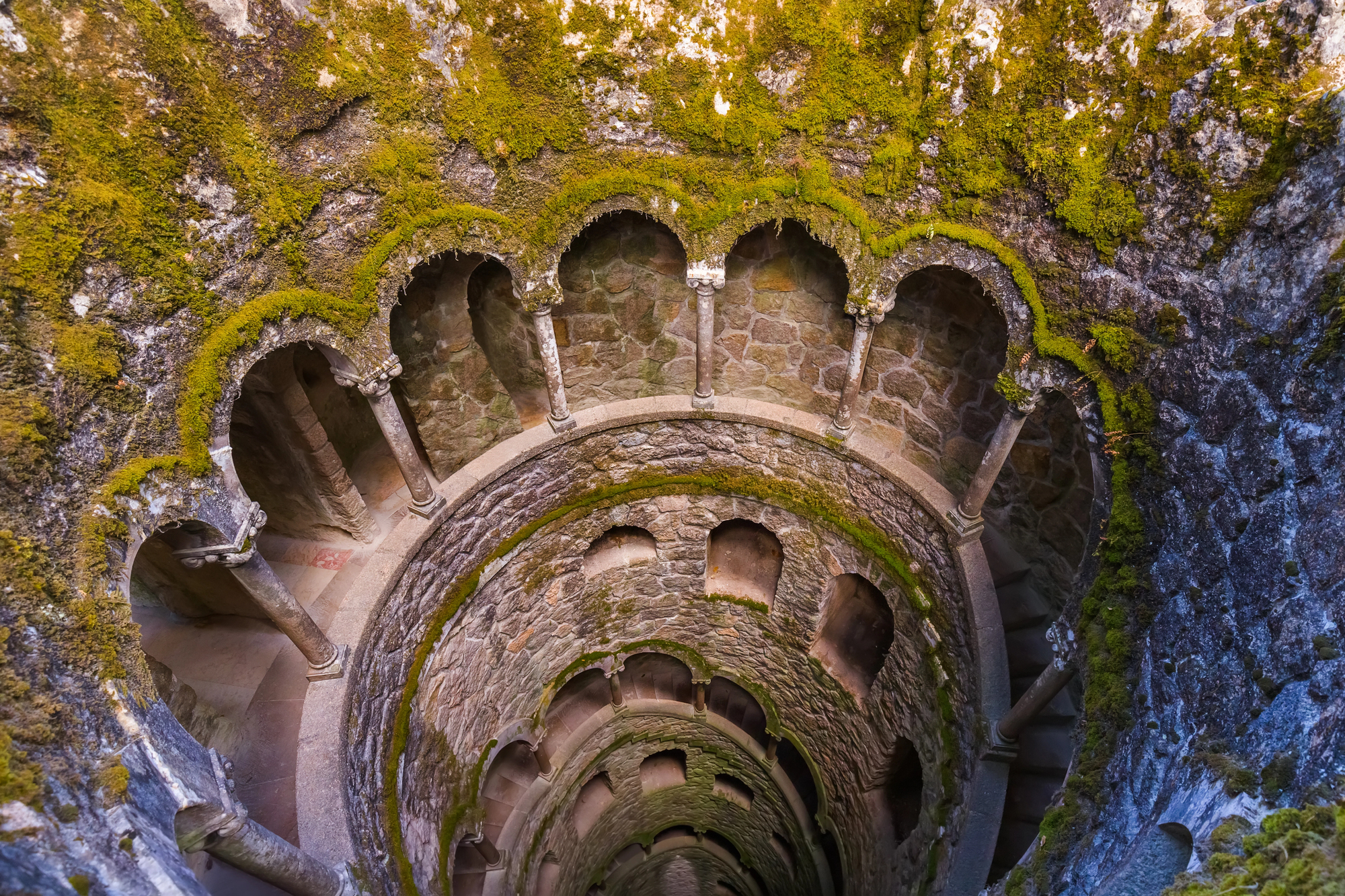 Puits initiatique de la Quinta da Regaleira et son escalier en spirale à Sintra Puits initiatique de la Quinta da Regaleira et son escalier en spirale à Sintra