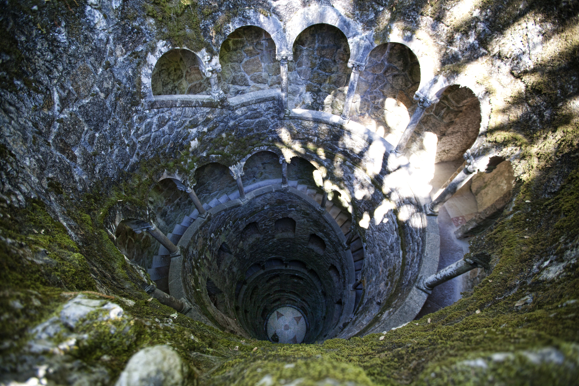 Vue plongeante dans le puits initiatique de la Quinta da Regaleira à Sintra Vue plongeante dans le puits initiatique de la Quinta da Regaleira à Sintra