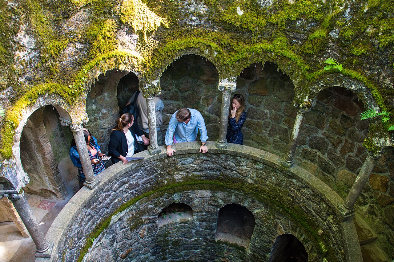 Puits initiatique de la Quinta da Regaleira et son escalier en spirale à Sintra Puits initiatique de la Quinta da Regaleira et son escalier en spirale à Sintra