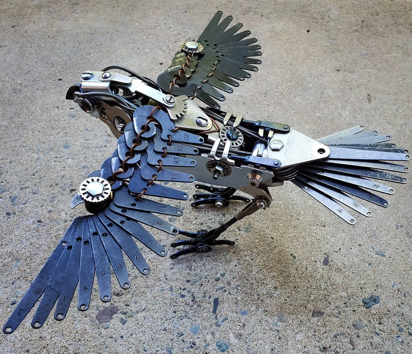 Recyclage: des machines à écrire en oiseaux métalliques recyclage transformations de machines a ecrire en oiseaux metalliques sculpture jeremy mayer 3 recyclage-transformations-de-machines-a-ecrire-en-oiseaux-metalliques-sculpture-jeremy-mayer-3