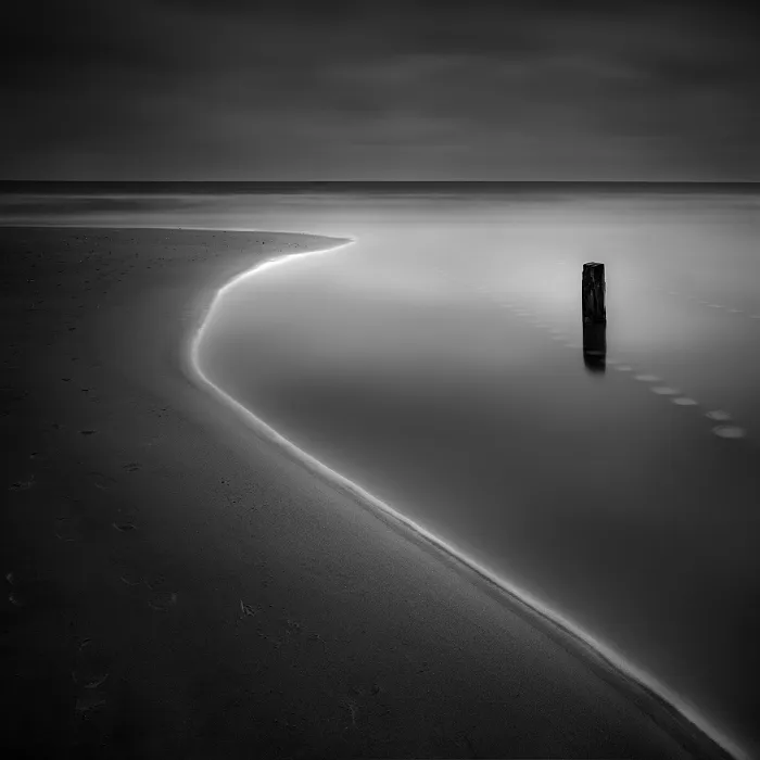 Une vision minimaliste et monochrome de la côte de la mer Baltique vision minimaliste et monochrome de la cote de la mer Baltique allemagne daniel rericha 1 vision-minimaliste-et-monochrome-de-la-cote-de-la-mer-Baltique-allemagne-daniel-rericha-1