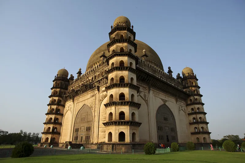 Gol Gumbaz, le Taj Mahal du sud de l'Inde Gol Gumbaz le Taj Mahal du sud de l Inde nijapur karnataka mausolee 2 Gol-Gumbaz-le-Taj-Mahal-du-sud-de-l-Inde-nijapur-karnataka-mausolee-2.