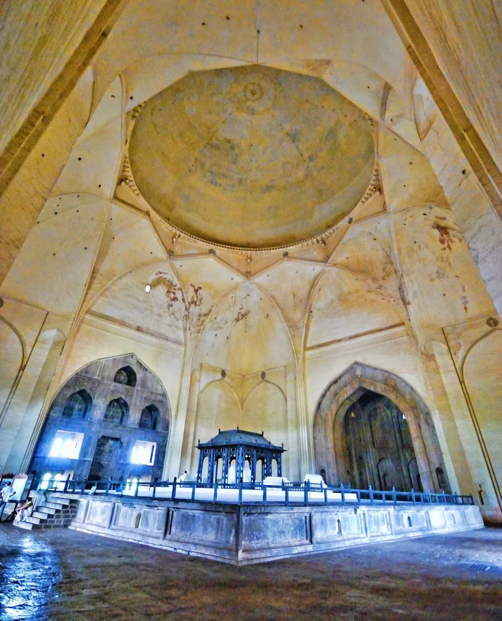 Gol Gumbaz, le Taj Mahal du sud de l'Inde Gol Gumbaz le Taj Mahal du sud de l Inde nijapur karnataka mausolee 3 Gol-Gumbaz-le-Taj-Mahal-du-sud-de-l-Inde-nijapur-karnataka-mausolee-3