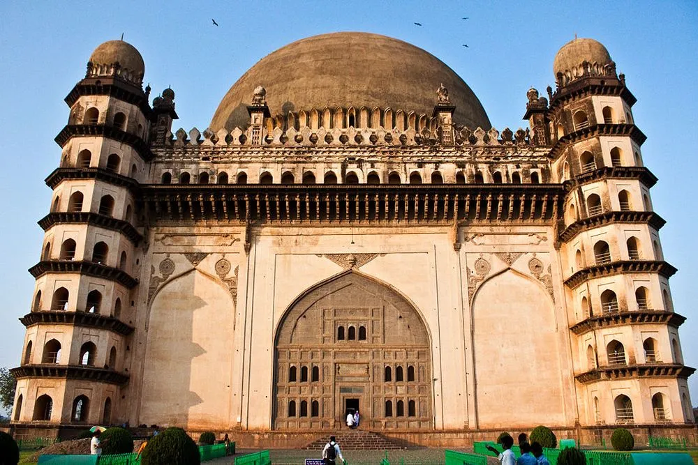 Gol Gumbaz, le Taj Mahal du sud de l'Inde Gol Gumbaz le Taj Mahal du sud de l Inde nijapur karnataka mausolee 9 Gol-Gumbaz-le-Taj-Mahal-du-sud-de-l-Inde-nijapur-karnataka-mausolee-9