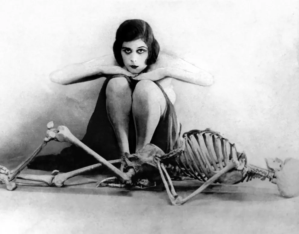La première vamp d'Hollywood Theda Bara posant avec un squelette La premiere vamp d Hollywood Theda Bara posant avec un squelette a fool there was embrasse moi idiot the vamp 2 La-premiere-vamp-d-Hollywood-Theda-Bara-posant-avec-un-squelette-a-fool-there-was-embrasse-moi-idiot-the-vamp-2