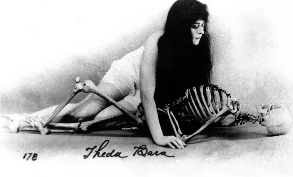 La première vamp d'Hollywood Theda Bara posant avec un squelette La premiere vamp d Hollywood Theda Bara posant avec un squelette a fool there was embrasse moi idiot the vamp 4 La-premiere-vamp-d-Hollywood-Theda-Bara-posant-avec-un-squelette-a-fool-there-was-embrasse-moi-idiot-the-vamp-4