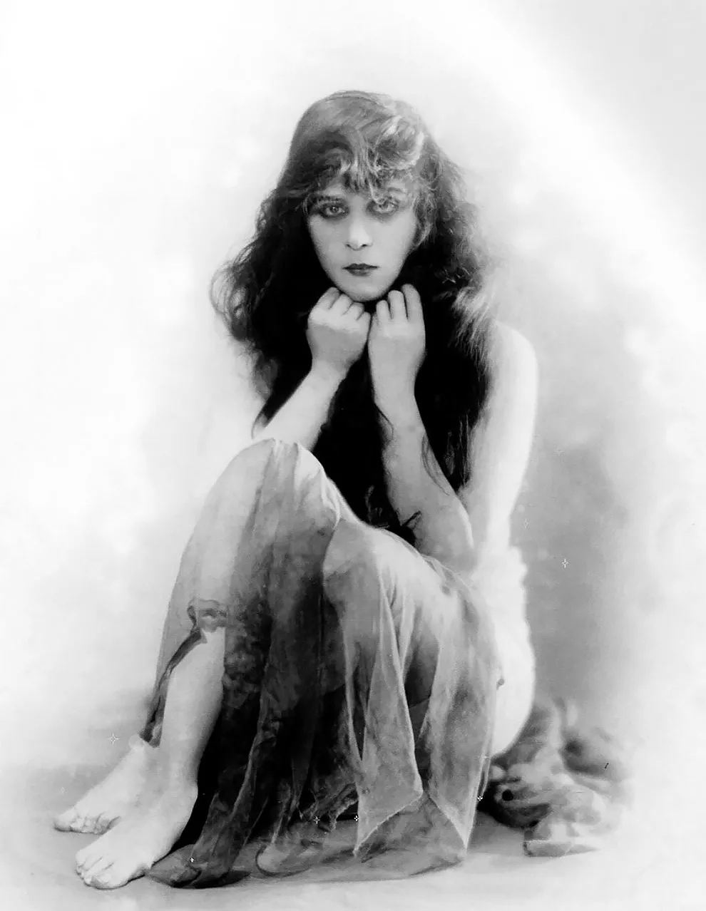La première vamp d'Hollywood Theda Bara posant avec un squelette La premiere vamp d Hollywood Theda Bara posant avec un squelette a fool there was embrasse moi idiot the vamp 5 La-premiere-vamp-d-Hollywood-Theda-Bara-posant-avec-un-squelette-a-fool-there-was-embrasse-moi-idiot-the-vamp-5