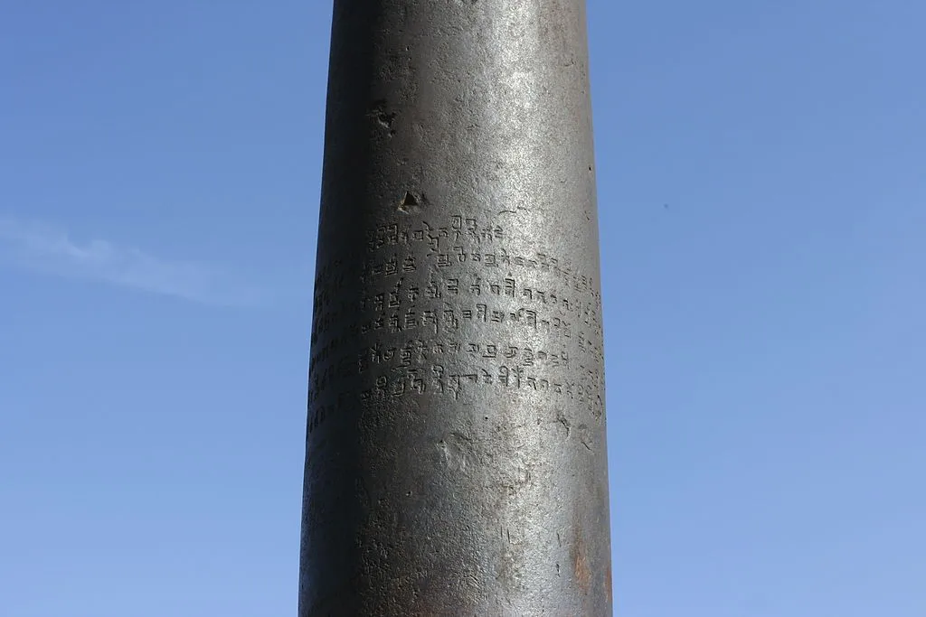 Le pilier de fer de Mehrauli, un pilier de 1600 ans qui refuse de rouiller Le pilier de fer de Mehrauli un pilier de 1600 ans qui refuse de rouiller mosquee quwwat ul islam new delhi inde 3 Le-pilier-de-fer-de-Mehrauli-un-pilier-de-1600-ans-qui-refuse-de-rouiller-mosquee-quwwat-ul-islam-new-delhi-inde-3