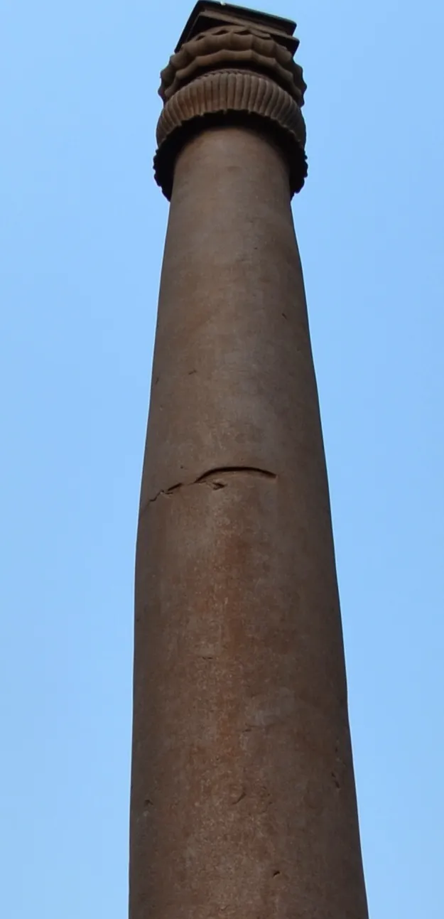 Le pilier de fer de Mehrauli, un pilier de 1600 ans qui refuse de rouiller Le pilier de fer de Mehrauli un pilier de 1600 ans qui refuse de rouiller mosquee quwwat ul islam new delhi inde 4 Le-pilier-de-fer-de-Mehrauli-un-pilier-de-1600-ans-qui-refuse-de-rouiller-mosquee-quwwat-ul-islam-new-delhi-inde-4