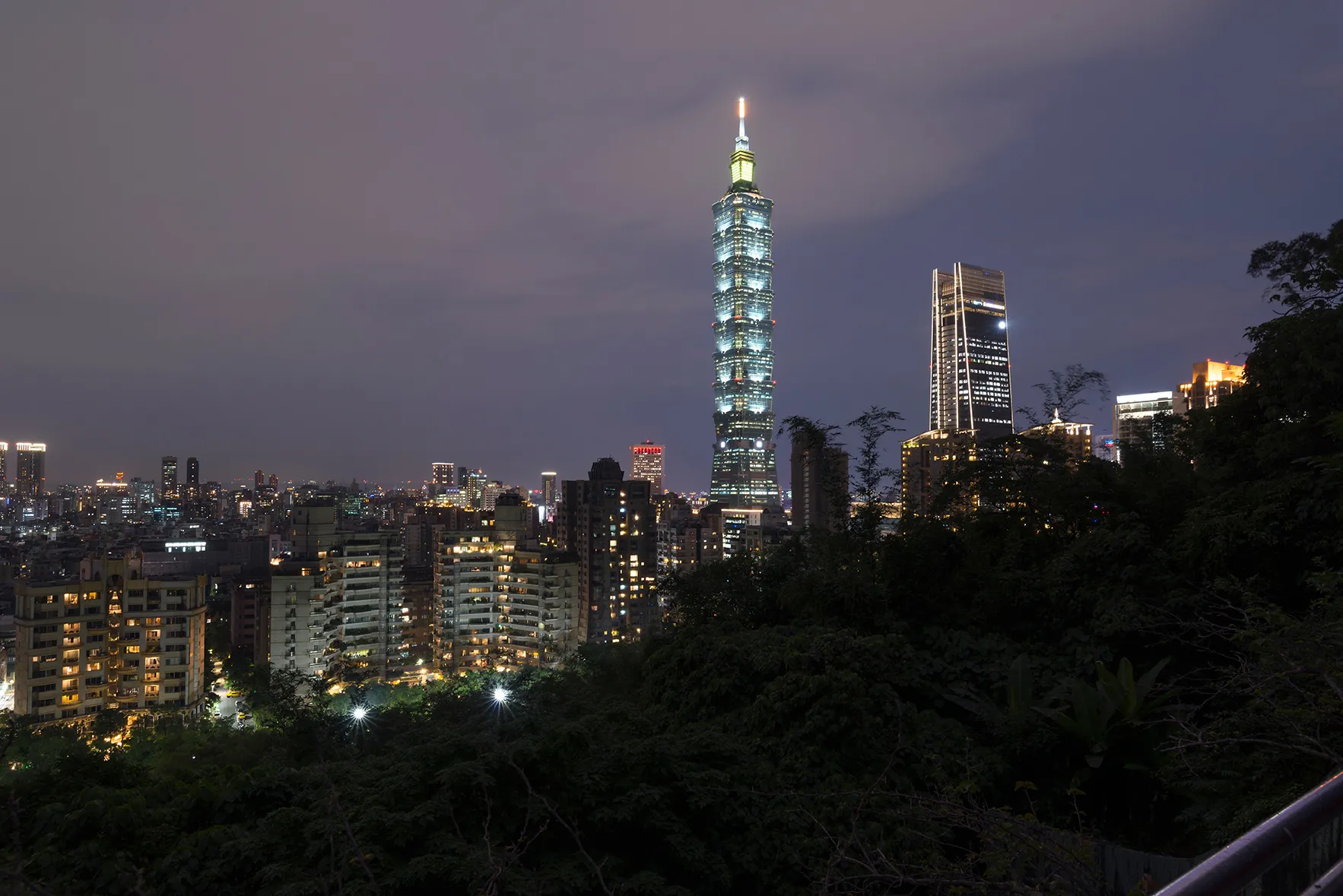 Taipei 101, célèbre et fantastique gratte-ciel de Taipei Taipei 101 celebre skyscraper de Taipei nuit neon 4 Taipei-101-celebre-skyscraper-de-Taipei-nuit-neon-4
