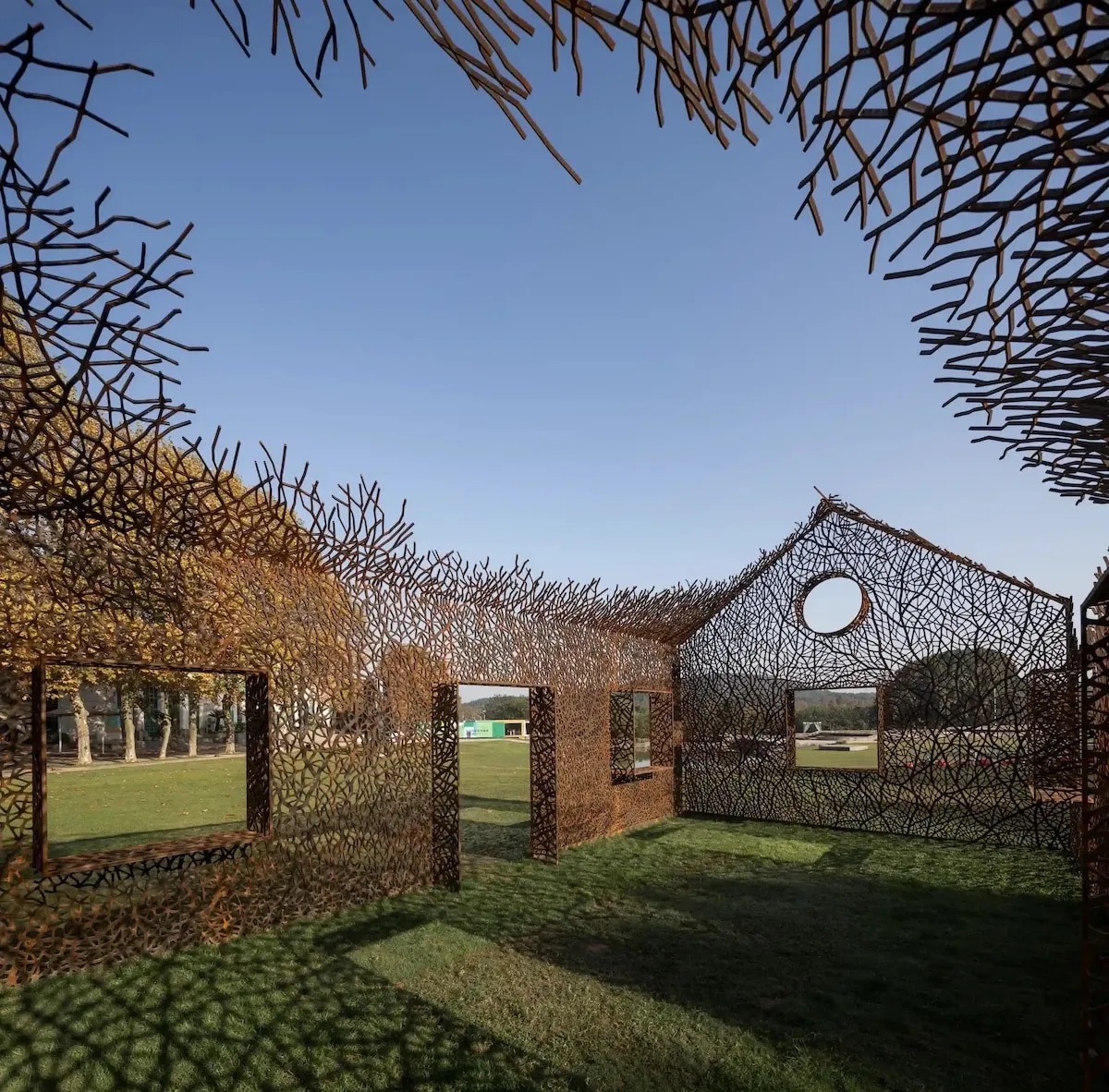 Une sculpture en forme de maison fantôme de lierre ajourée: The Vanished House Une sculpture en forme de maison fantome de lierre ajouree The Vanished House 4 Une-sculpture-en-forme-de-maison-fantome-de-lierre-ajouree-The-Vanished-House-4