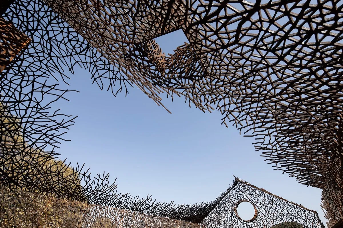 Une sculpture en forme de maison fantôme de lierre ajourée: The Vanished House Une sculpture en forme de maison fantome de lierre ajouree The Vanished House 5 Une-sculpture-en-forme-de-maison-fantome-de-lierre-ajouree-The-Vanished-House-5