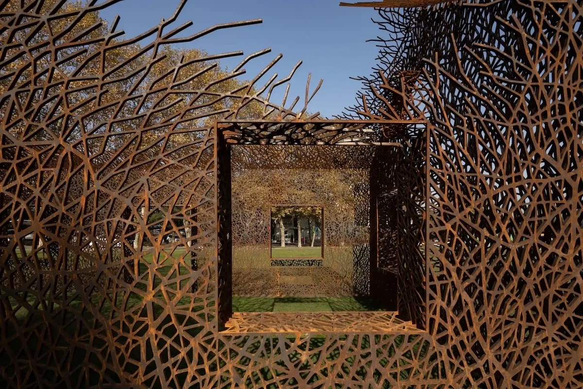 Une sculpture en forme de maison fantôme de lierre ajourée: The Vanished House Une sculpture en forme de maison fantome de lierre ajouree The Vanished House 6 Une-sculpture-en-forme-de-maison-fantome-de-lierre-ajouree-The-Vanished-House-6