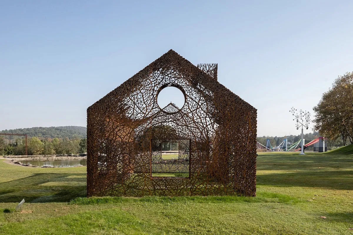 Une sculpture en forme de maison fantôme de lierre ajourée: The Vanished House Une sculpture en forme de maison fantome de lierre ajouree The Vanished House 7 Une-sculpture-en-forme-de-maison-fantome-de-lierre-ajouree-The-Vanished-House-7