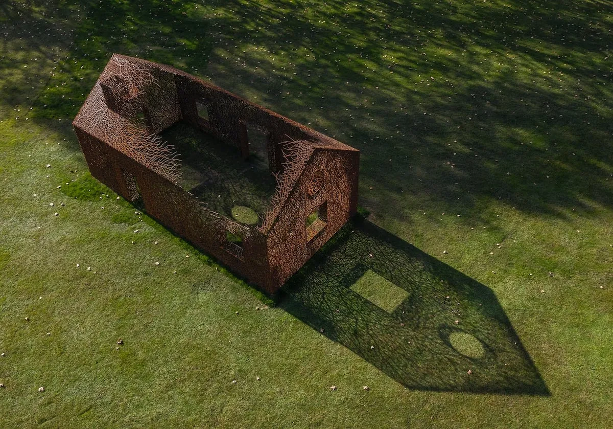 Une sculpture en forme de maison fantôme de lierre ajourée: The Vanished House Une sculpture en forme de maison fantome de lierre ajouree The Vanished House 8 Une-sculpture-en-forme-de-maison-fantome-de-lierre-ajouree-The-Vanished-House-8