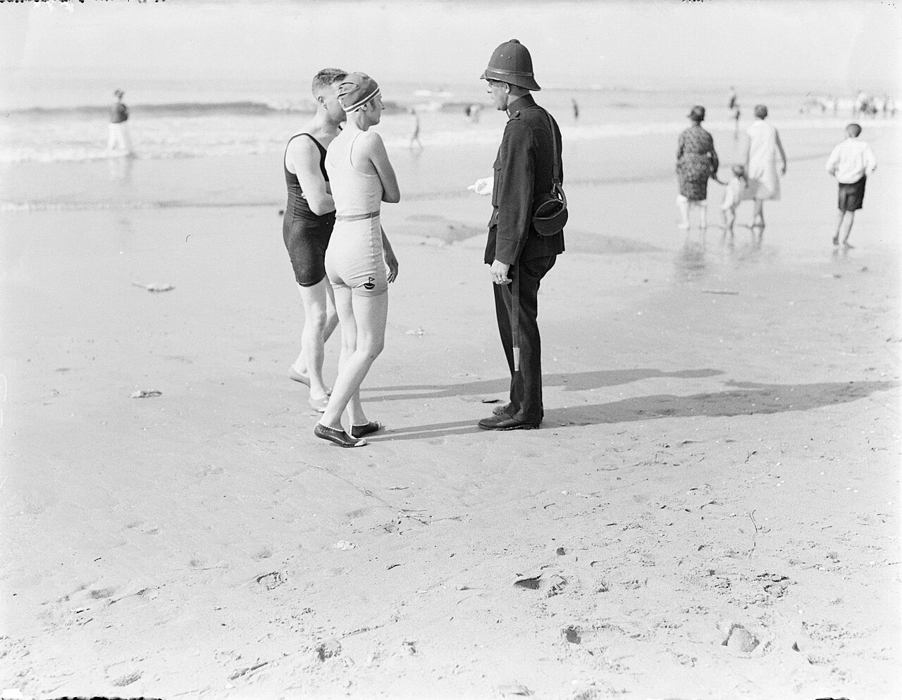 Deux baigneurs discutant avec un policier sur la plage de Scheveningen en 1932 Deux baigneurs discutant avec un policier sur la plage de Scheveningen en 1932