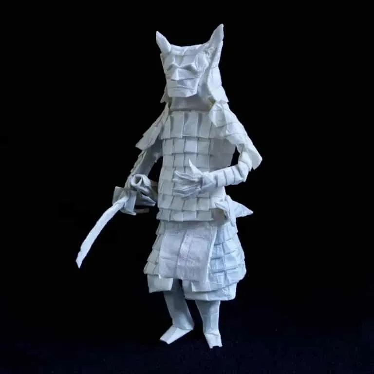 Un stupéfiant ange en origami d'une seule feuille de papier ressemblant à une sculpture de marbre chris conrad samourais origamis 1 chris-conrad-samourais-origamis-1