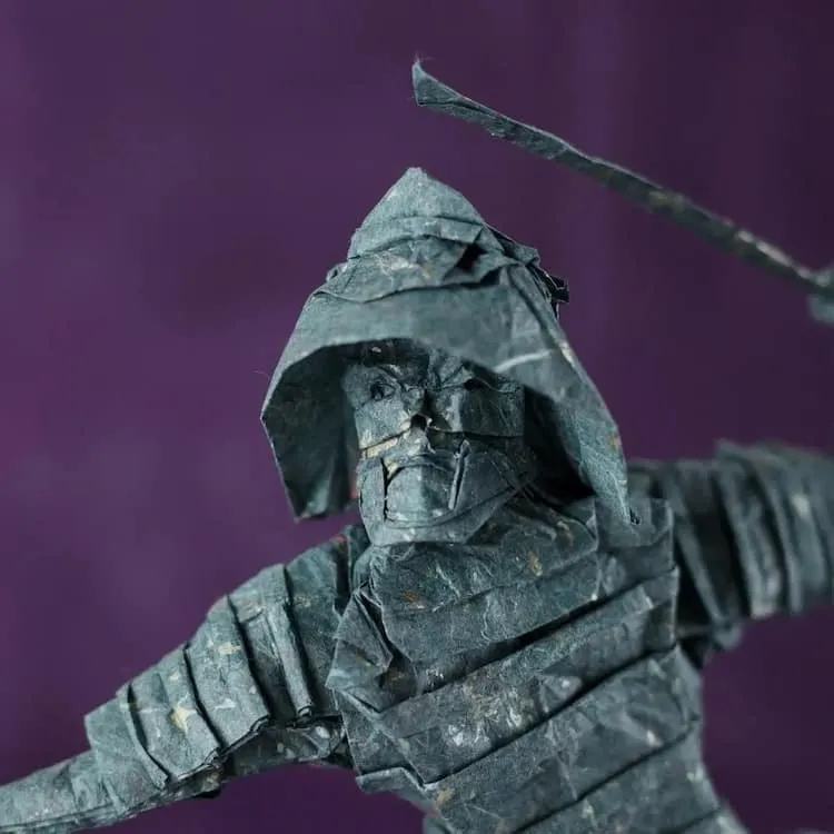 Un stupéfiant ange en origami d'une seule feuille de papier ressemblant à une sculpture de marbre chris conrad samourais origamis 6 chris-conrad-samourais-origamis-6