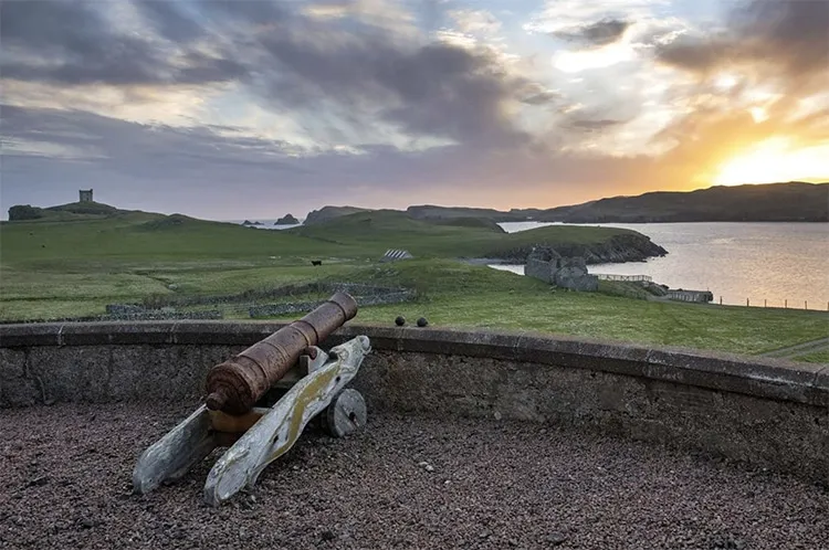 L'île de Vaila, son château et son squelette de cachalot à vendre pour 2 millions de dollars l ile de Vaila son chateau et son squelette de cachalot a vendre pour 2 millions de dollars 6 l-ile-de-Vaila-son-chateau-et-son-squelette-de-cachalot-a-vendre-pour-2-millions-de-dollars-6
