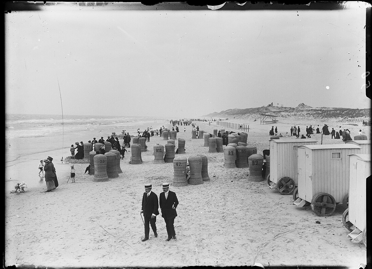 Plage de Bergen aan Zee avec chaises et cabines de bain en 1920 Plage de Bergen aan Zee avec chaises et cabines de bain en 1920