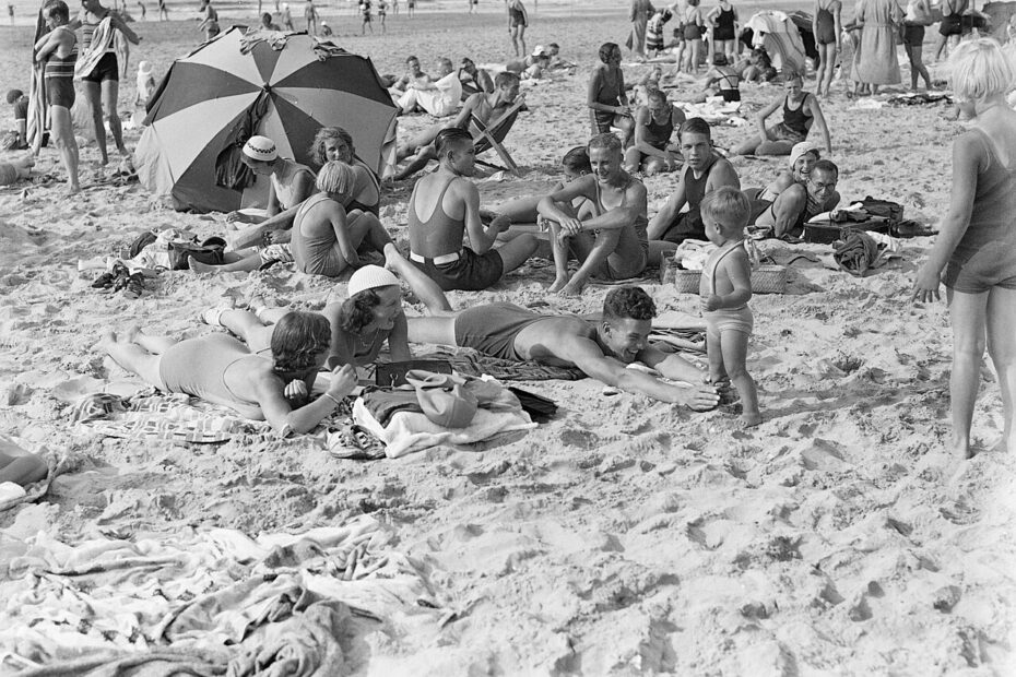 Baigneurs sur la plage de Scheveningen en 1933