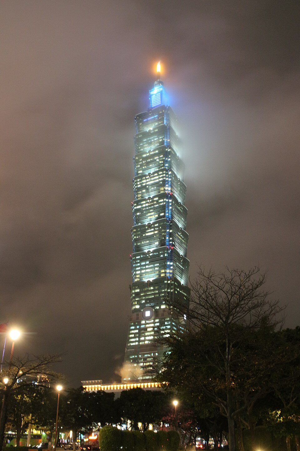 Taipei 101 illuminé de nuit à Taipei Taipei 101 illuminé de nuit à Taipei