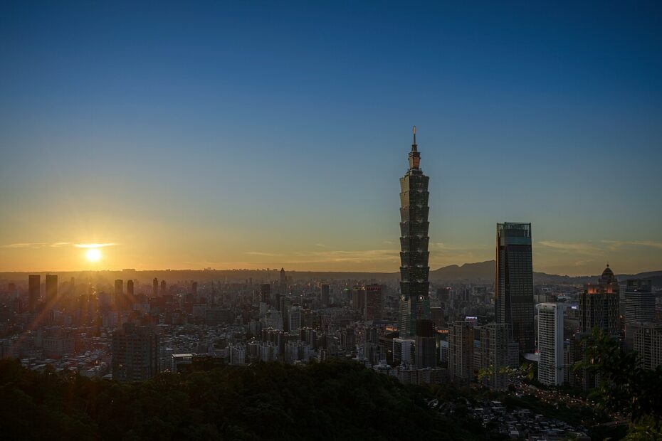 Taipei 101 dans la skyline de Taipei au coucher du soleil