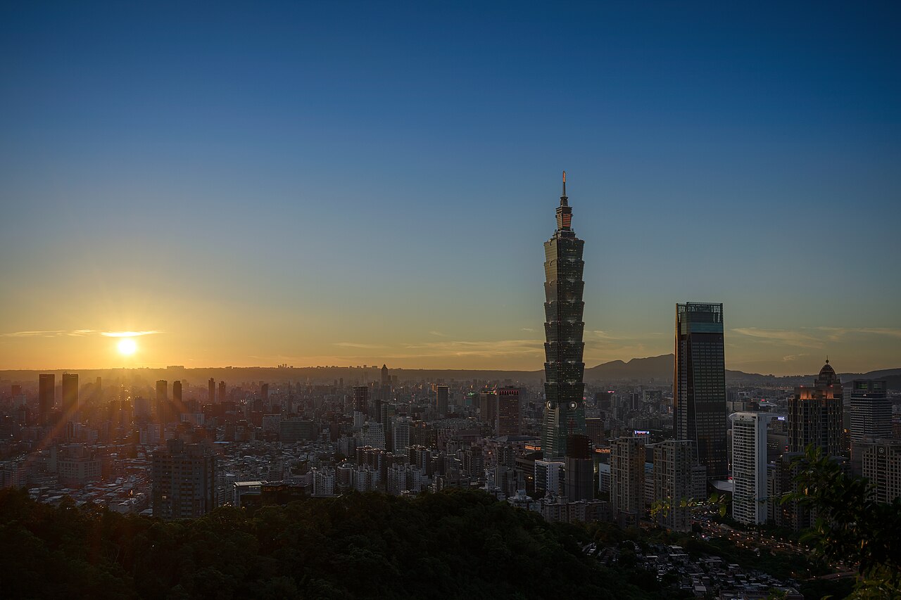 Taipei 101 dans la skyline de Taipei au coucher du soleil Taipei 101 dans la skyline de Taipei au coucher du soleil
